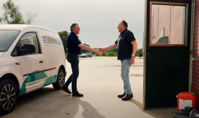 Wir besuchen unseren Kunden auf seiner Farm und geben ihm die Hand.